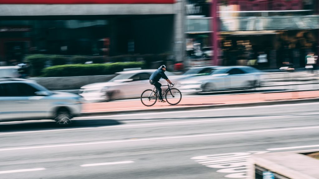 Fahrradfahrer auf Straße. Foto: Pexels / Pixabay