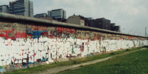 Protest gegen die Volkszählung 1987: Beklebung der Berliner Mauer mit Personenbögen